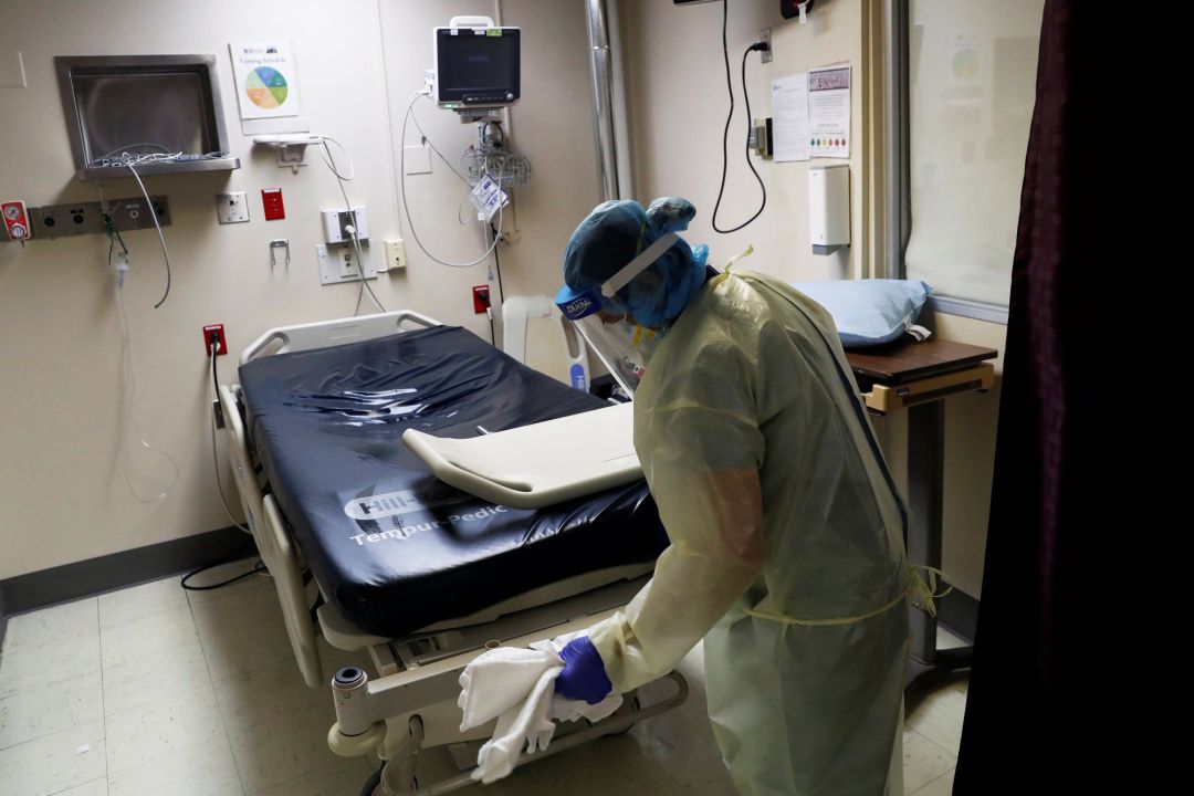 Una enfermera desinfecta una cama hospitalaria, en una imagen de archivo Una enfermera desinfecta una cama hospitalaria, en una imagen de archivo
