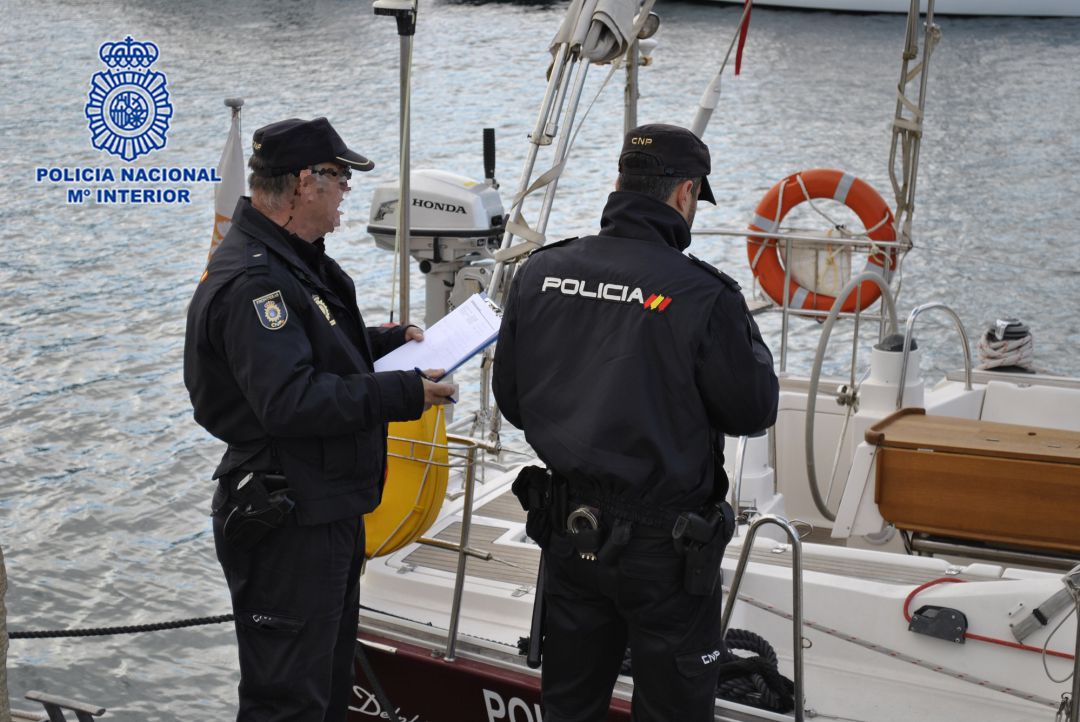 Agentes en el Club de Regatas de Cartagena Agentes en el Club de Regatas de Cartagena