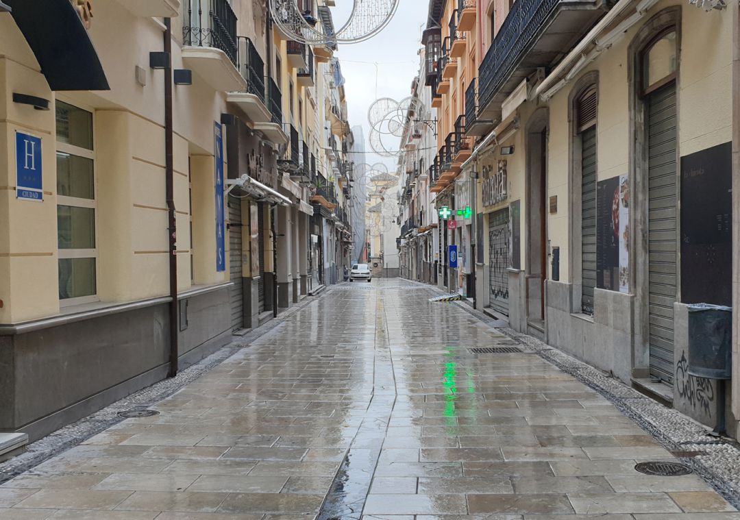 Comercios y bares cerrados en la calle Navas, en pleno centro de Granada, por las medidas anti-covid puestas en marcha por la Junta en noviembre en esta provincia Comercios y bares cerrados en la calle Navas, en pleno centro de Granada, por las medidas anti-covid puestas en marcha por la Junta en noviembre en esta provincia