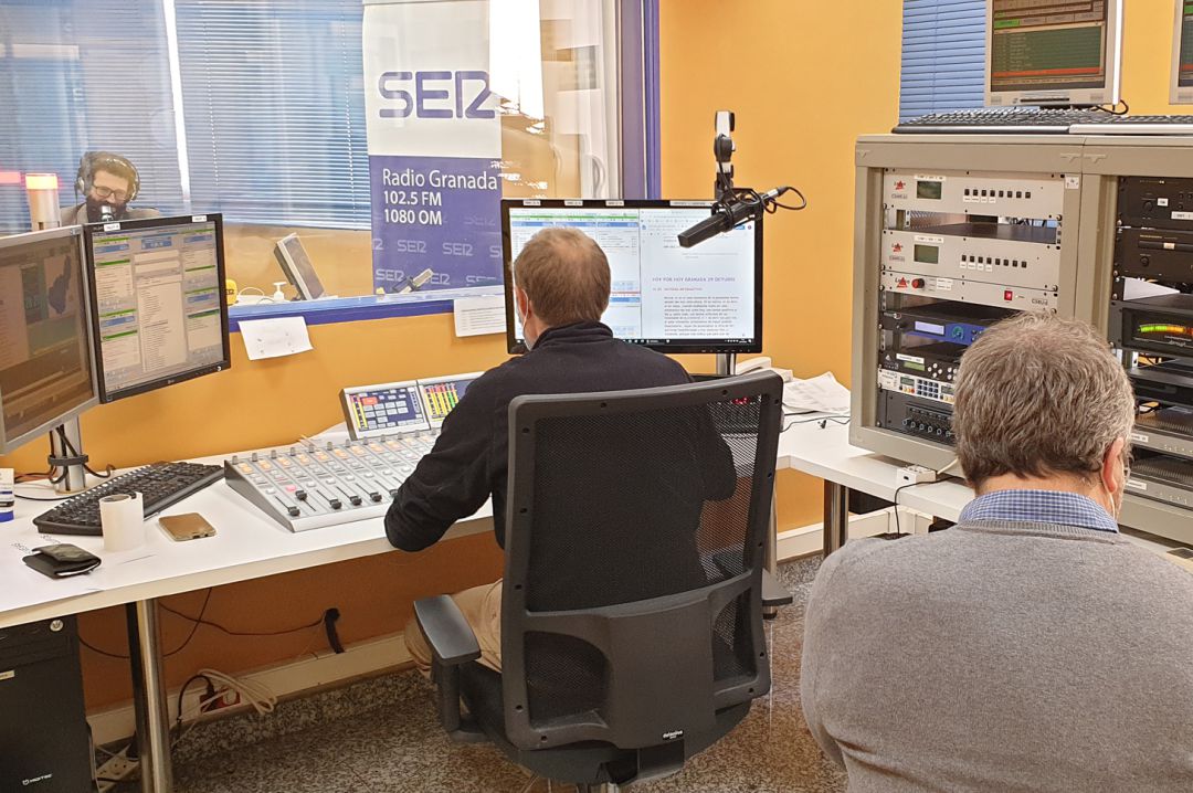 Los estudios de Radio Granada-SER con Enrique Árbol al micrófono; Francis Padilla, en el control de sonido; y Jaime Bedmar, en la producción Los estudios de Radio Granada-SER con Enrique Árbol al micrófono; Francis Padilla, en el control de sonido; y Jaime Bedmar, en la producción