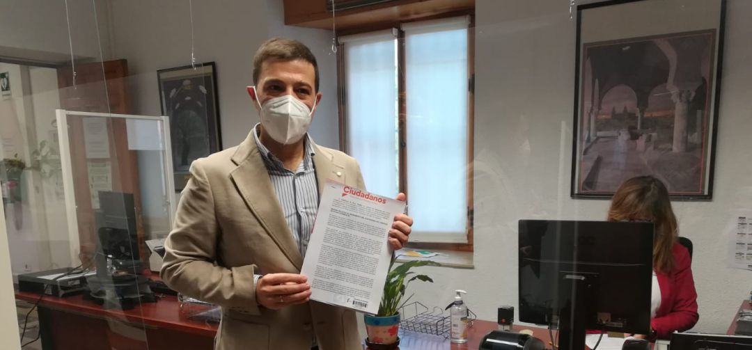 El diputado provincial de Ciudadanos, Ildefonso Ruiz, presenta una moción para la subida del precio de la hora del servicio de ayuda a domicilio. El diputado provincial de Ciudadanos, Ildefonso Ruiz, presenta una moción para la subida del precio de la hora del servicio de ayuda a domicilio.