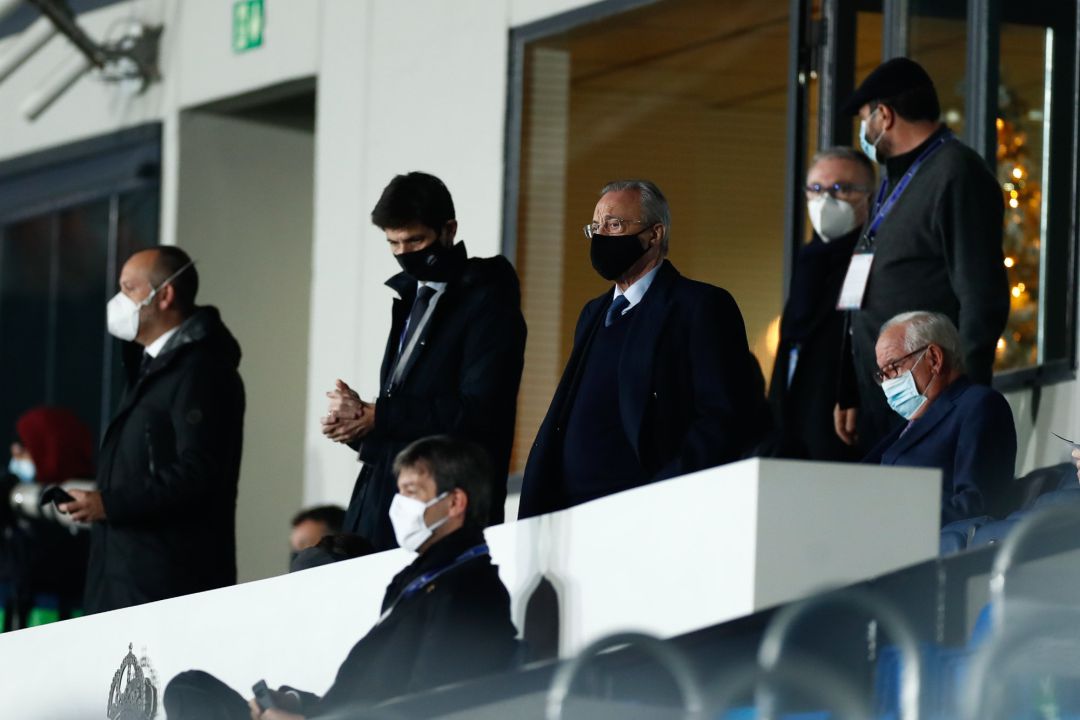 Florentino Pérez en el palco durante un partido Florentino Pérez en el palco durante un partido