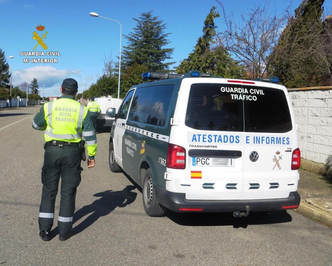 Agentes de la guardia Civil de tráfico Agentes de la guardia Civil de tráfico