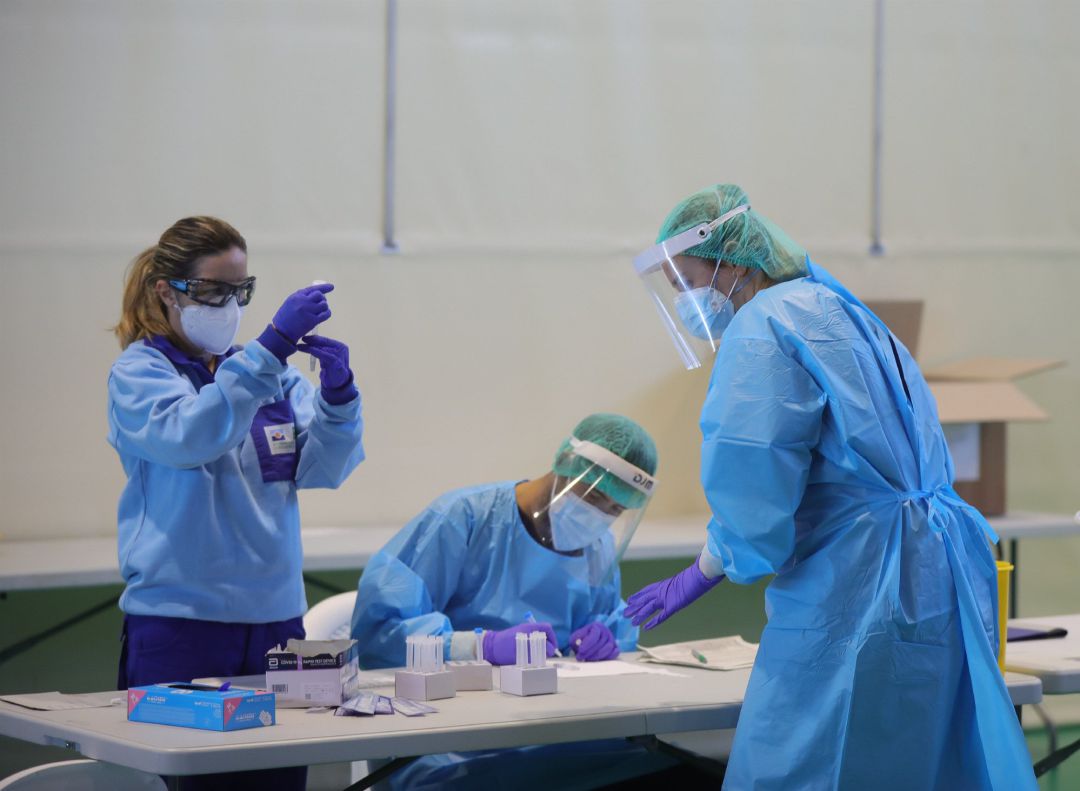 Sanitarios realizan pruebas de detección de Covid
Sanitarios realizan pruebas de detección de Covid