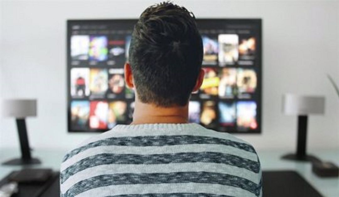 Un usuario mira películas online Un usuario mira películas online