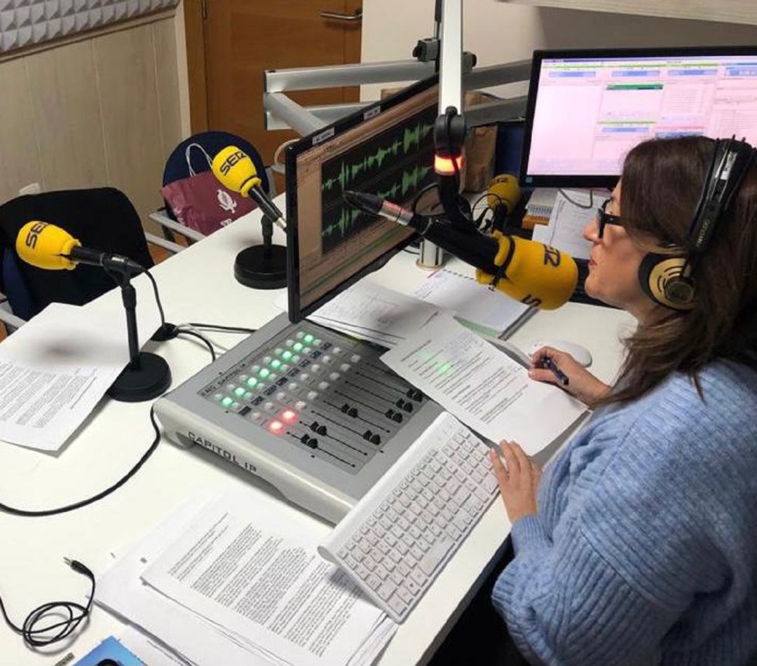 La locutora Encarni Pérez durante la realización del programa "Hoy por Hoy Motril" La locutora Encarni Pérez durante la realización del programa "Hoy por Hoy Motril"