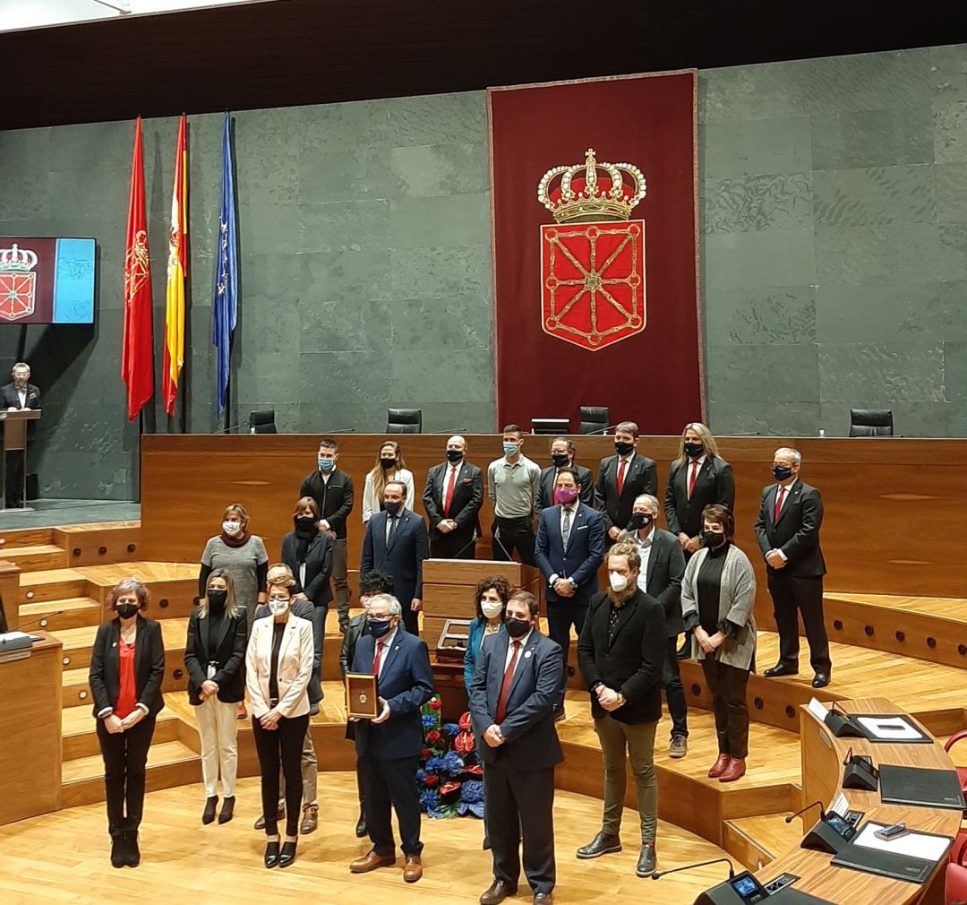 Osasuna recibe la Medalla de Oro del Parlamento foral Osasuna recibe la Medalla de Oro del Parlamento foral