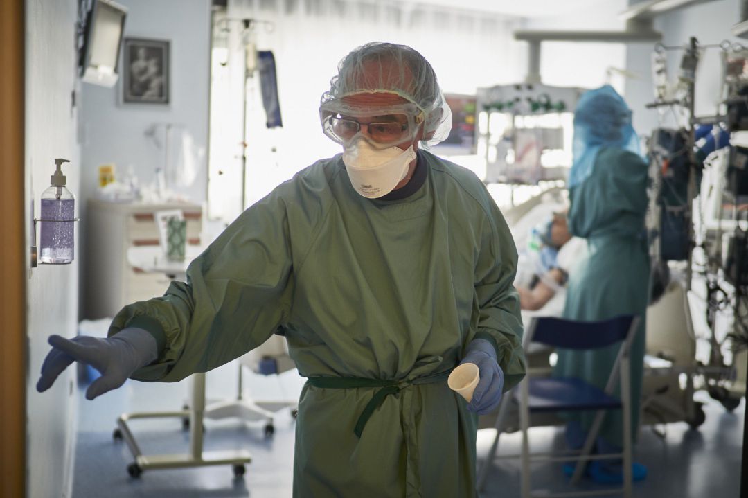 Imagen de varios sanitarios en un hospital español haciendo frente al covid. Imagen de varios sanitarios en un hospital español haciendo frente al covid.