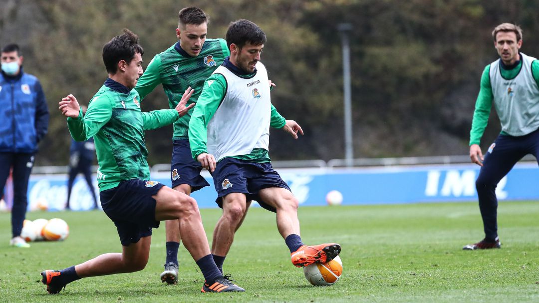 Silva controla un balón ante la presión de Gorosabel y Zubimendi en Zubieta Silva controla un balón ante la presión de Gorosabel y Zubimendi en Zubieta