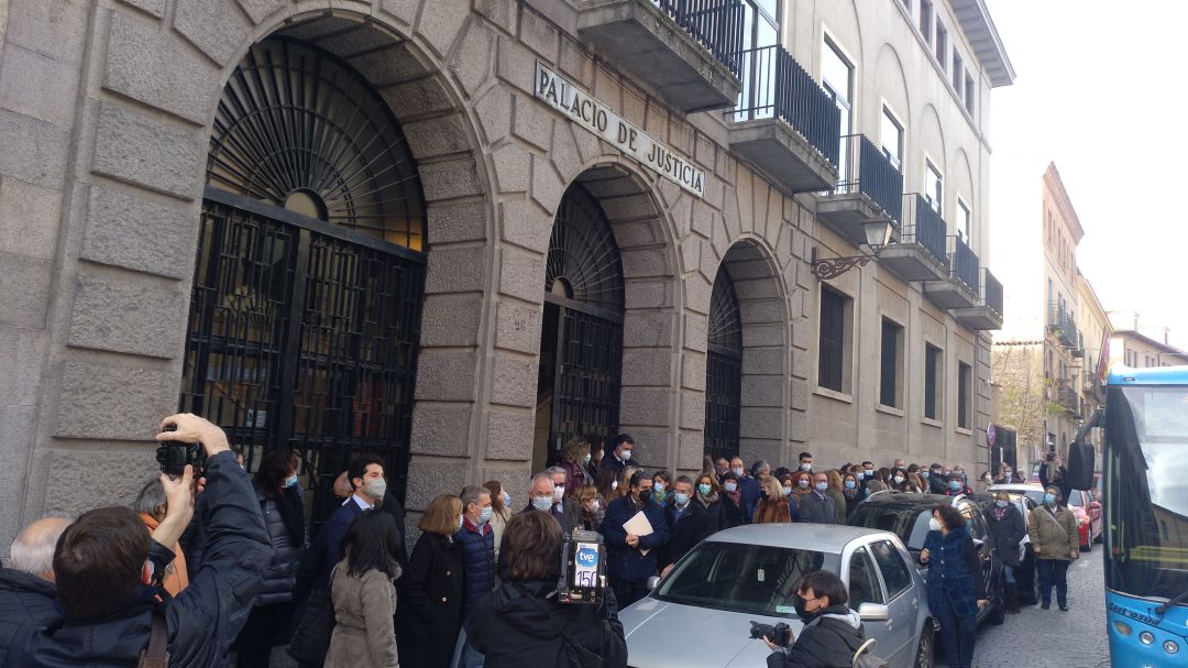 Concentración a las puertas de la Audiencia Provincial de Segovia Concentración a las puertas de la Audiencia Provincial de Segovia