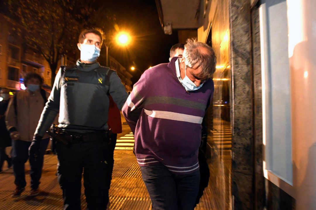 El hombre detenido por agredir supuestamente a la jueza titular del Juzgado de Primera Instancia e Instrucción de Santa María la Real de Nieva (Segovia), que se encuentra ingresada en el Hospital General de la capital, como consecuencia de las heridas causadas con un destornillador en varias partes de su cuerpo, es conducido por agentes de la Guardia Civil, por segunda vez, esta tarde, a declarar al Juzgado de Primera Instancia e Instrucción, número 5, de la capital. El hombre detenido por agredir supuestamente a la jueza titular del Juzgado de Primera Instancia e Instrucción de Santa María la Real de Nieva (Segovia), que se encuentra ingresada en el Hospital General de la capital, como consecuencia de las heridas causadas con un destornillador en varias partes de su cuerpo, es conducido por agentes de la Guardia Civil, por segunda vez, esta tarde, a declarar al Juzgado de Primera Instancia e Instrucción, número 5, de la capital.