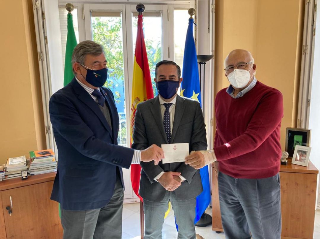 De izquierda a derecha, Santiago León y Domecq, teniente hermano mayor de la Real Maestranza de Sevilla; Miguel Briones, secretario general de Espectáculos Públicos de la Junta de Andalucía; y Eduardo Ordóñez, presidente de la Asociación de Escuelas Taurinas de Andalucía 'Pedro Romero' De izquierda a derecha, Santiago León y Domecq, teniente hermano mayor de la Real Maestranza de Sevilla; Miguel Briones, secretario general de Espectáculos Públicos de la Junta de Andalucía; y Eduardo Ordóñez, presidente de la Asociación de Escuelas Taurinas de Andalucía 'Pedro Romero'