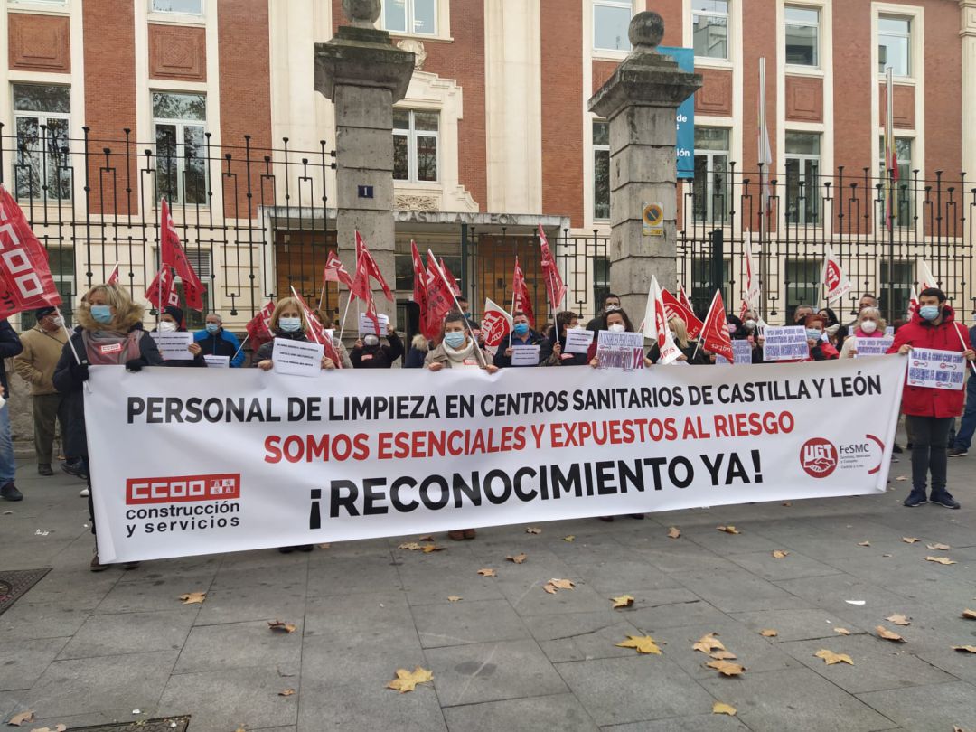 Manifestación frente a la Consejería de Sanidad del personal de limpieza de los centros sanitarios de Castilla y León Manifestación frente a la Consejería de Sanidad del personal de limpieza de los centros sanitarios de Castilla y León