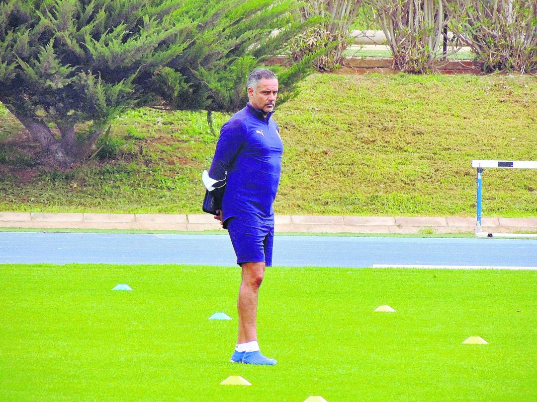 José Gomes atento al trabajo de sus jugadores. José Gomes atento al trabajo de sus jugadores.