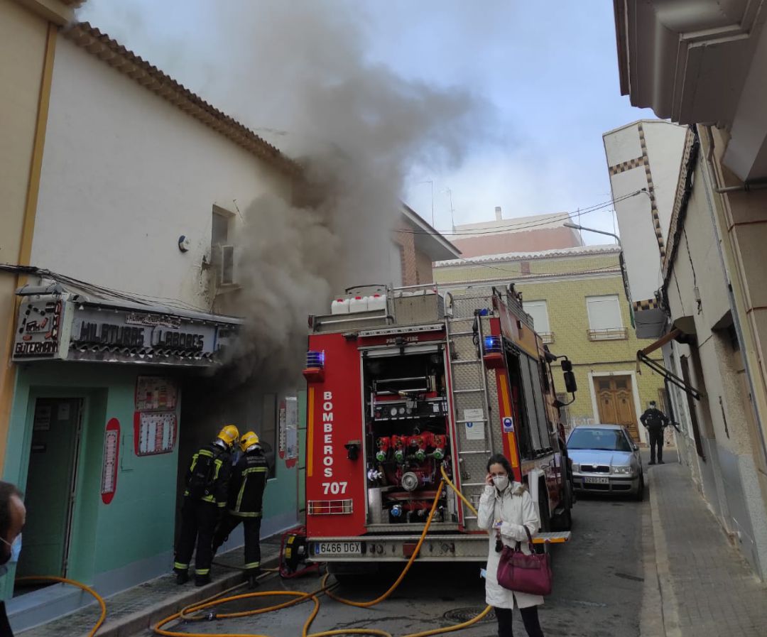 El fuego se inició en la trastienda de la mercería situada en la calle Carboneros El fuego se inició en la trastienda de la mercería situada en la calle Carboneros