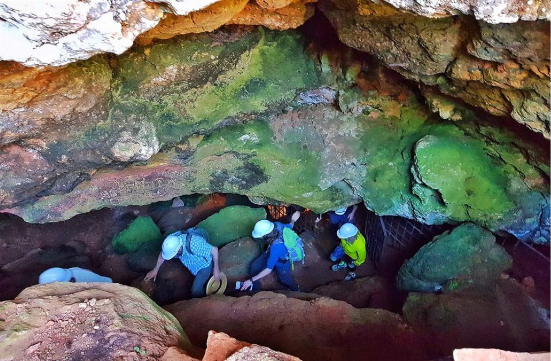 Turistas visitando la Cueva de Montesinos Turistas visitando la Cueva de Montesinos