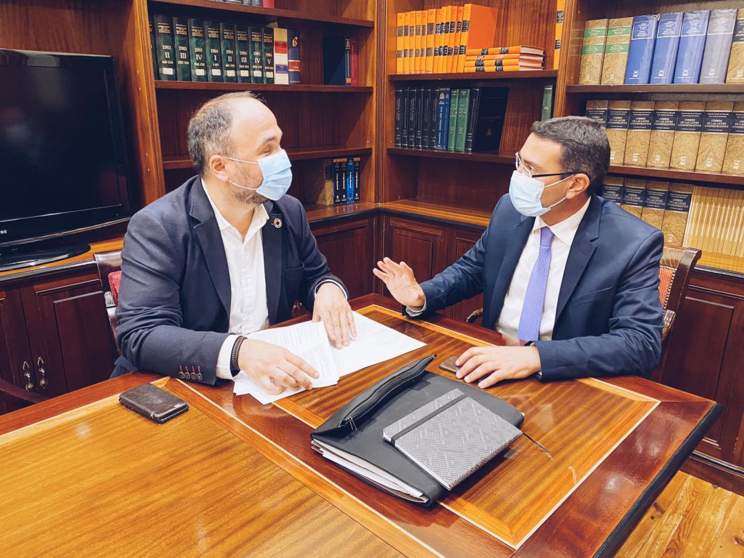 El alcalde de Teguise, Oswaldo Betancort, con el consejero de Transición Ecológica del Gobierno de Canarias, José Antonio Valbuena. El alcalde de Teguise, Oswaldo Betancort, con el consejero de Transición Ecológica del Gobierno de Canarias, José Antonio Valbuena.