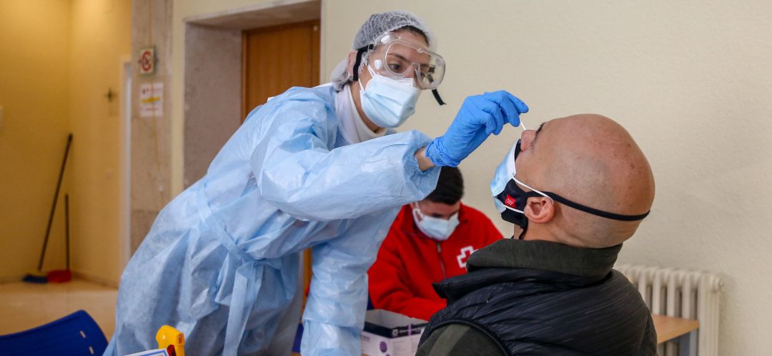 Una sanitaria realiza un test de antígenos a un hombre en un dispositivo organizado por la Comunidad de Madrid Una sanitaria realiza un test de antígenos a un hombre en un dispositivo organizado por la Comunidad de Madrid