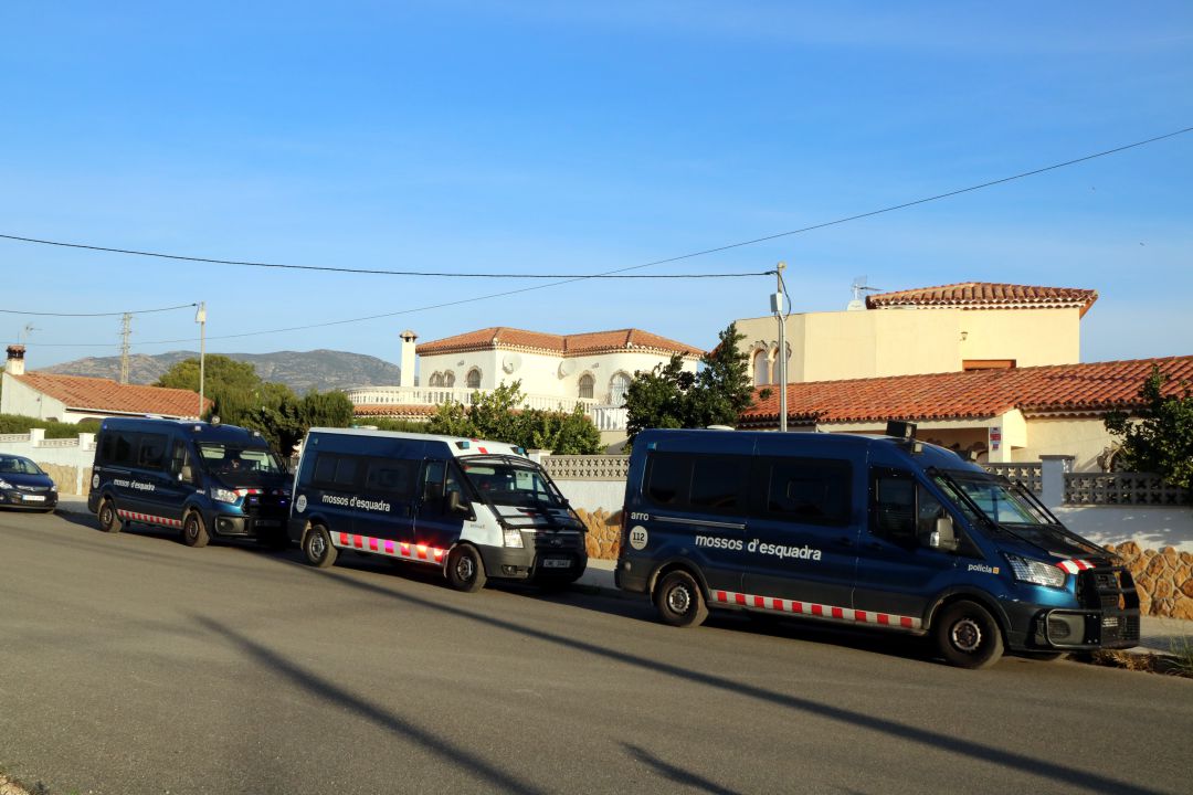 Furgons dels Mossos d'Esquadra a Miami Platja, a Mont-roig del Camp (Baix Camp), en el marc d'un operatiu contra el cultiu i tràfic de marihuana. Furgons dels Mossos d'Esquadra a Miami Platja, a Mont-roig del Camp (Baix Camp), en el marc d'un operatiu contra el cultiu i tràfic de marihuana.