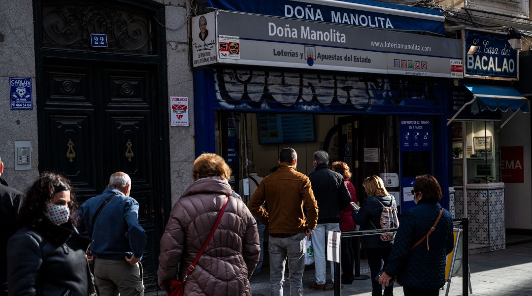 Las colas en la entrada de la administración de lotería Doña Manolita, en Madrid, se repiten este 2020 pese a la pandemia de coronavirus. Las colas en la entrada de la administración de lotería Doña Manolita, en Madrid, se repiten este 2020 pese a la pandemia de coronavirus.
