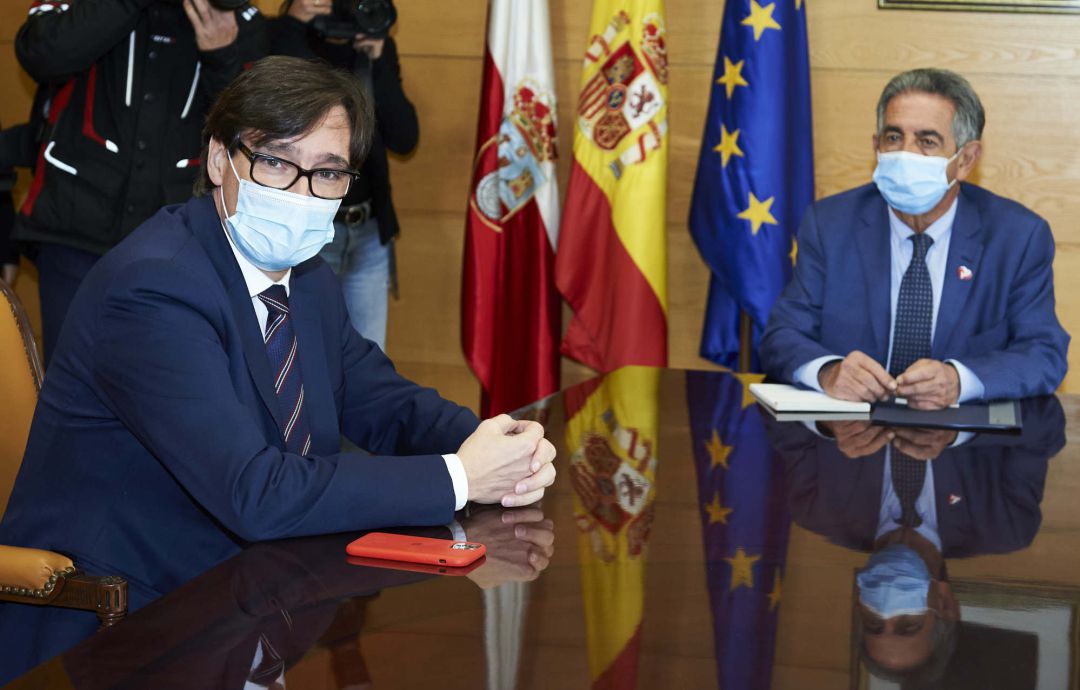 El ministro de Sanidad, Salvador Illa (i), durante una reunión con el presidente de Cantabria, Miguel Ángel Revilla. El ministro de Sanidad, Salvador Illa (i), durante una reunión con el presidente de Cantabria, Miguel Ángel Revilla.