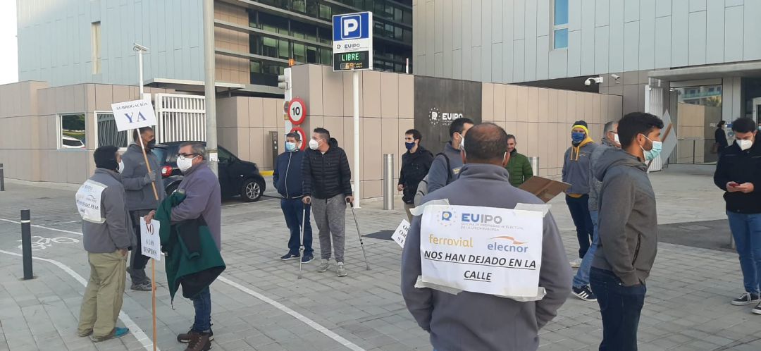 Protesta de los trabajadores de mantenimiento de la EUIPO, despedidos tras el cambio de licitación de la contrata. Protesta de los trabajadores de mantenimiento de la EUIPO, despedidos tras el cambio de licitación de la contrata.