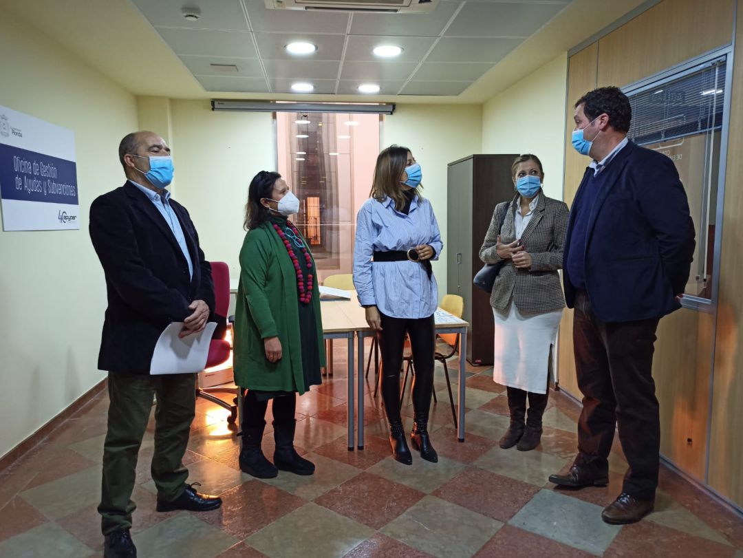 La alcaldesa de Ronda y varios ediles municipales han visitado las instalaciones de Apymer donde se ubica la oficina de asesoramiento y ayuda La alcaldesa de Ronda y varios ediles municipales han visitado las instalaciones de Apymer donde se ubica la oficina de asesoramiento y ayuda