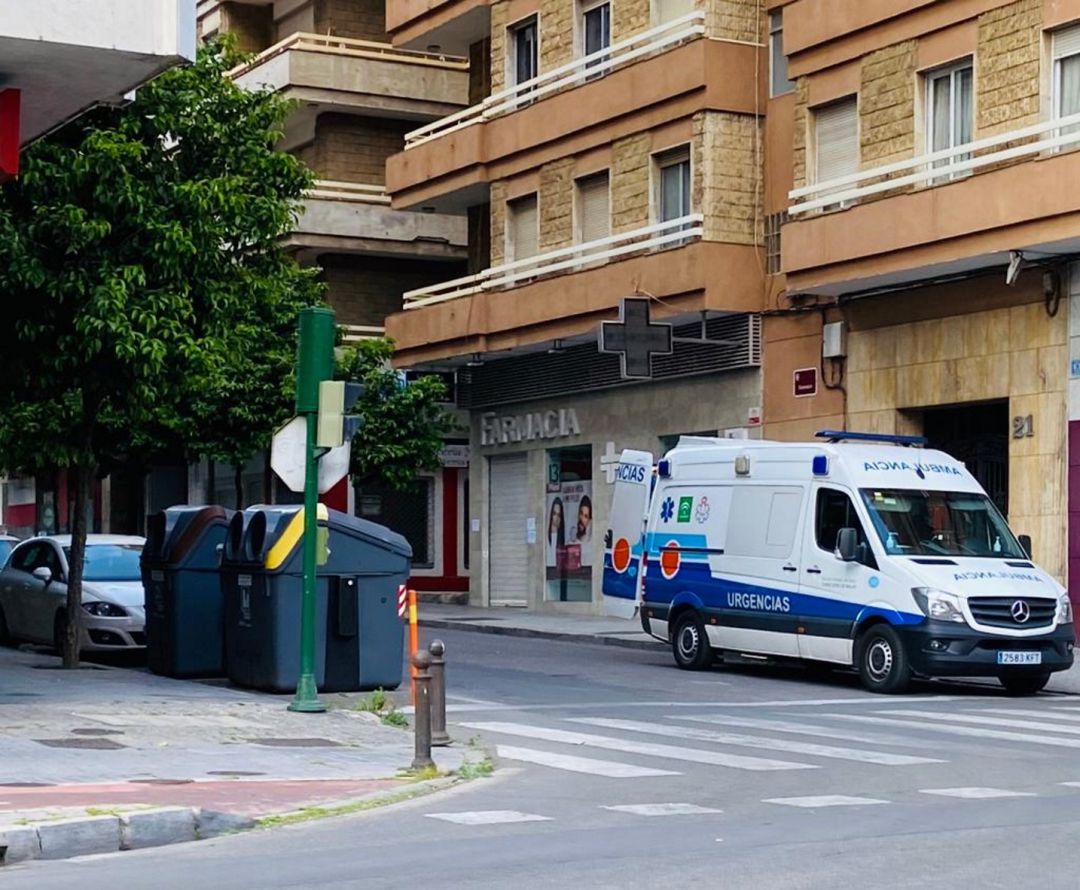 Una ambulancia realiza un servicio en una calle de Córdoba Una ambulancia realiza un servicio en una calle de Córdoba