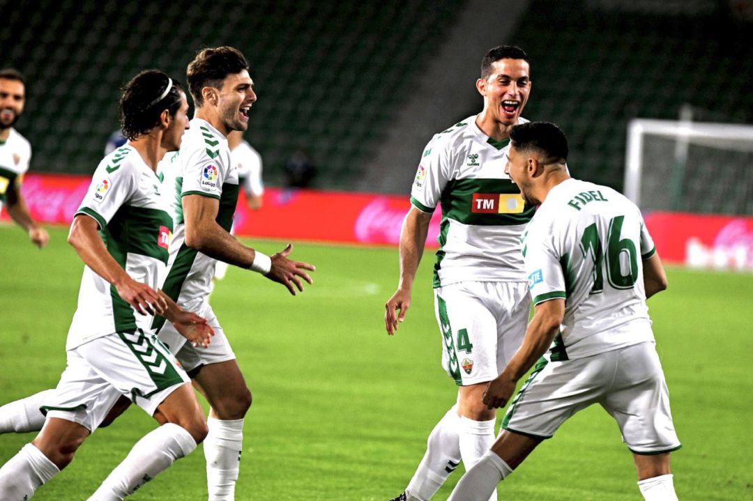 Los jugadores del Elche celebran el gol de Fidel al Valencia Los jugadores del Elche celebran el gol de Fidel al Valencia