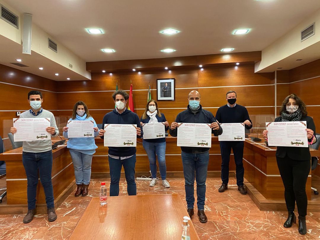 El alcalde de Otura, Nazario Montes, presenta la iniciativa acompañado acompañado del equipo que lo hace posible El alcalde de Otura, Nazario Montes, presenta la iniciativa acompañado acompañado del equipo que lo hace posible