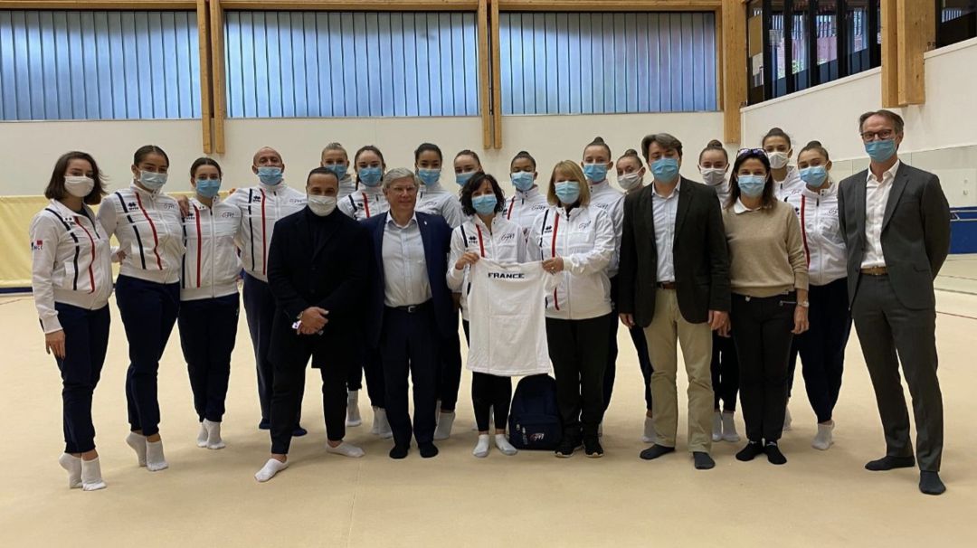 Sara Bayón sujeta la camiseta de Francia junto a Baranova y el resto de integrantes de su nueva selección. Sara Bayón sujeta la camiseta de Francia junto a Baranova y el resto de integrantes de su nueva selección.