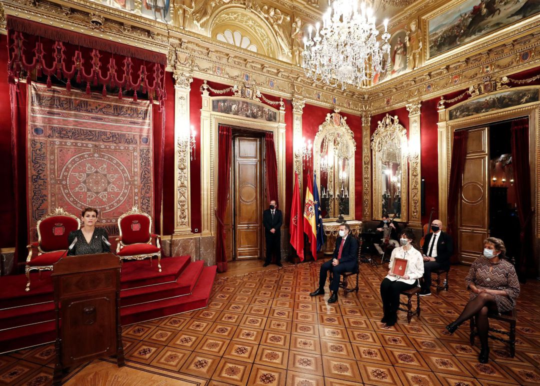 La presidenta del Gobierno de Navarra María Chivite (i) durante su intervención en el acto celebrado este mediodía en el Salón del Trono del Palacio de Navarra con la entrega la Medalla de Oro de la Comunidad al personal sanitario y sociosanitario La presidenta del Gobierno de Navarra María Chivite (i) durante su intervención en el acto celebrado este mediodía en el Salón del Trono del Palacio de Navarra con la entrega la Medalla de Oro de la Comunidad al personal sanitario y sociosanitario