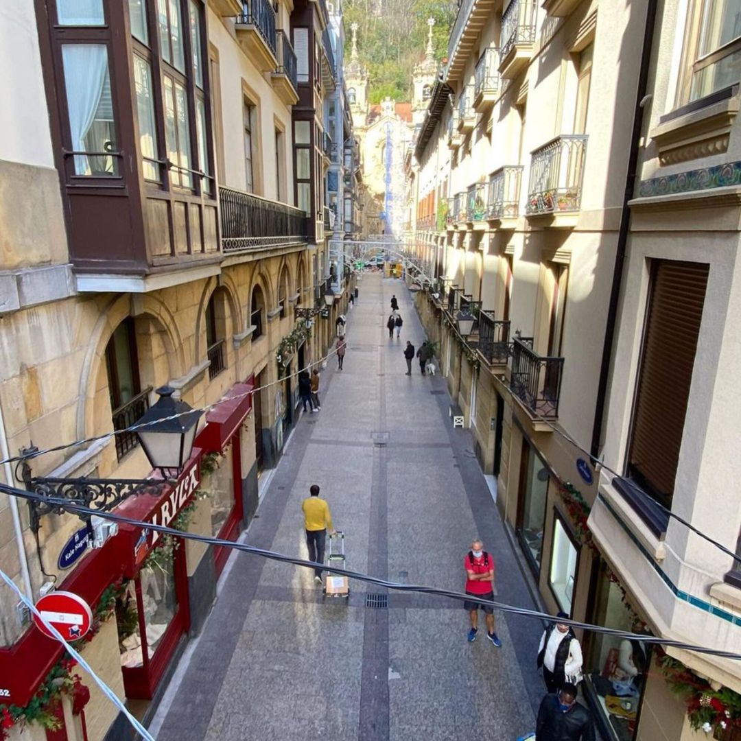 Calle de la Parte Vieja con comercios cerrados y pocas personas transitando. Calle de la Parte Vieja con comercios cerrados y pocas personas transitando.