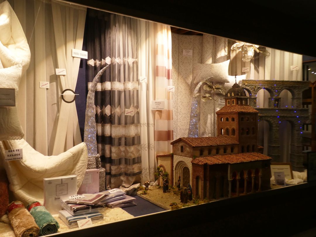 Escena del Belén instalada en el escaparate de Tapicerías El Hogar en José Zorrilla Escena del Belén instalada en el escaparate de Tapicerías El Hogar en José Zorrilla
