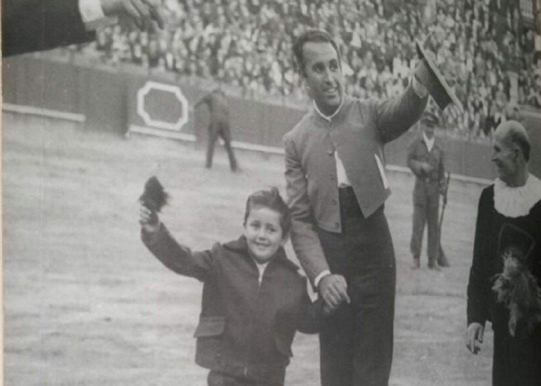 Recuerdo familiar de un joven Tito de San Bernardo, junto con su hijo Manuel Rodríguez 'Manolón', dando la vuelta al ruedo tras cortar una oreja en un festival celebrado en la Real Maestranza de Sevilla Recuerdo familiar de un joven Tito de San Bernardo, junto con su hijo Manuel Rodríguez 'Manolón', dando la vuelta al ruedo tras cortar una oreja en un festival celebrado en la Real Maestranza de Sevilla