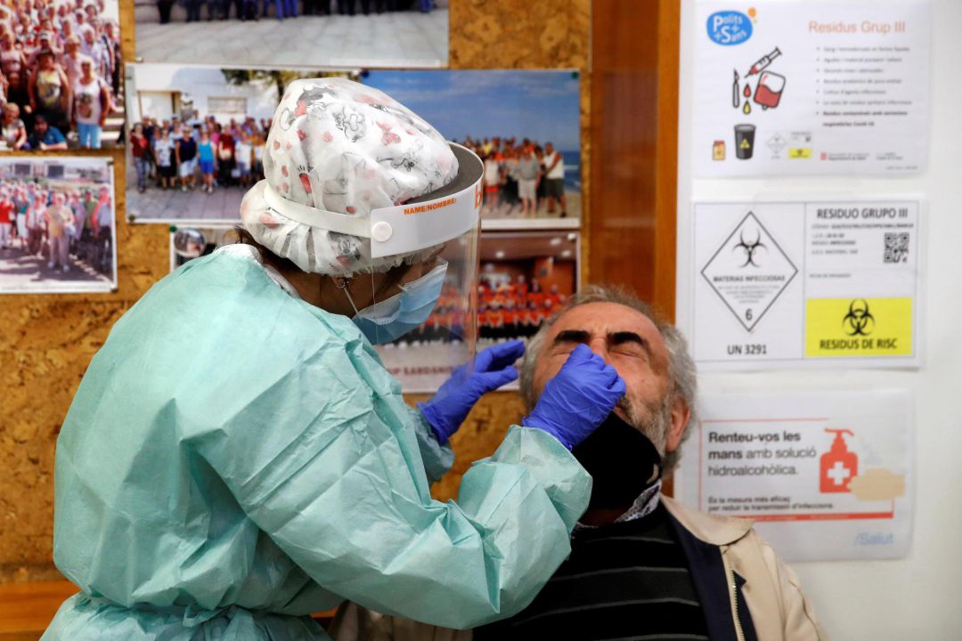 Profesionales sanitarios realizan test serológicos Profesionales sanitarios realizan test serológicos