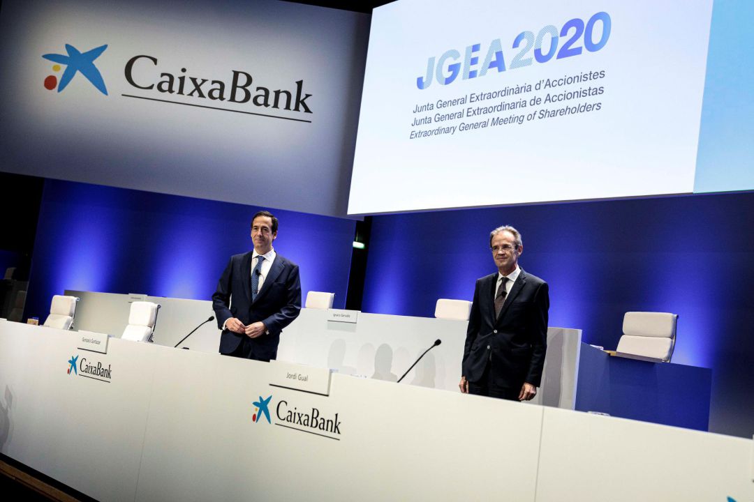 El presidente de CaixaBank, Jordi Gual (d) y el consejero delegado, Gonzalo Gortázar (i), durante la junta de accionistas de CaixaBank para dar luz verde al proyecto de fusión con Bankia, una operación que dará lugar al primer banco de España, con un volumen de activos superior a 660.000 millones de euros, cuotas de mercado cercanas al 25 %, más de 20 millones de clientes y sede social en València. El presidente de CaixaBank, Jordi Gual (d) y el consejero delegado, Gonzalo Gortázar (i), durante la junta de accionistas de CaixaBank para dar luz verde al proyecto de fusión con Bankia, una operación que dará lugar al primer banco de España, con un volumen de activos superior a 660.000 millones de euros, cuotas de mercado cercanas al 25 %, más de 20 millones de clientes y sede social en València.
