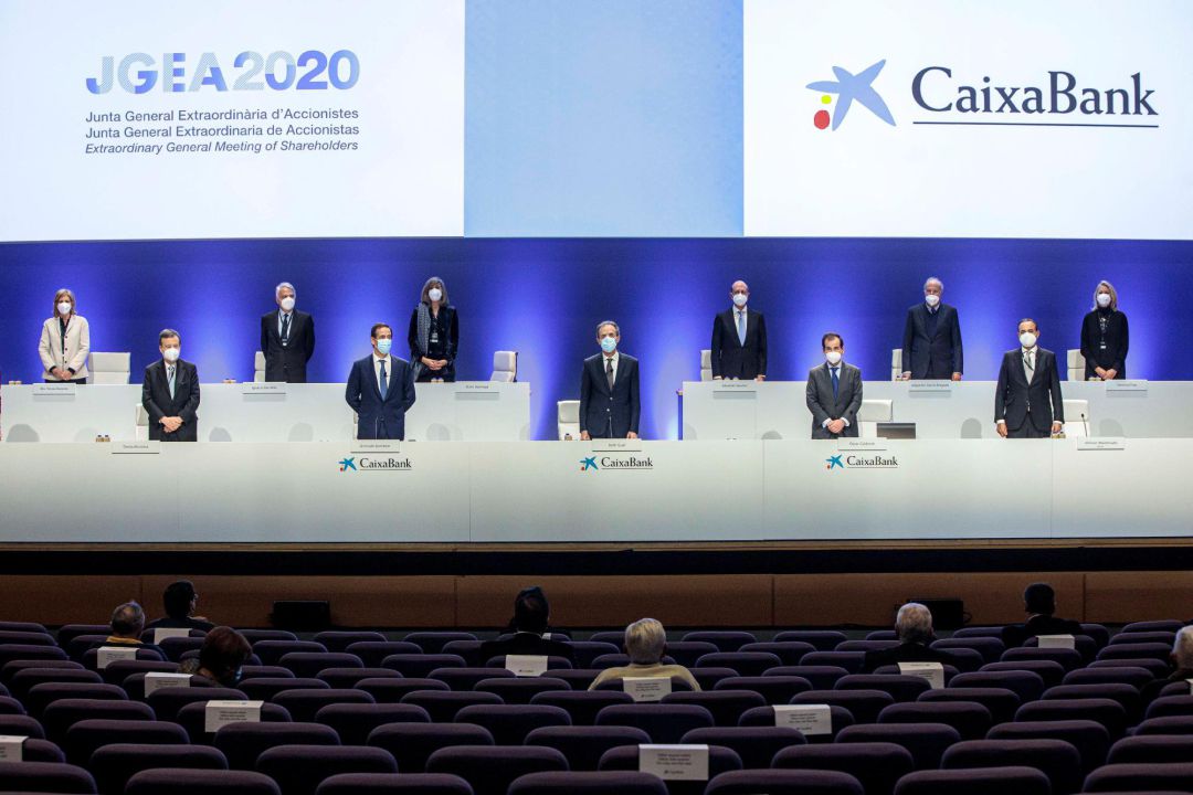 El presidente de CaixaBank, Jordi Gual (c) y el consejero delegado, Gonzalo Gortázar (2i), durante la junta de accionistas de CaixaBank para dar luz verde al proyecto de fusión con Bankia, una operación que dará lugar al primer banco de España, con un volumen de activos superior a 660.000 millones de euros, cuotas de mercado cercanas al 25 %, más de 20 millones de clientes y sede social en València. El presidente de CaixaBank, Jordi Gual (c) y el consejero delegado, Gonzalo Gortázar (2i), durante la junta de accionistas de CaixaBank para dar luz verde al proyecto de fusión con Bankia, una operación que dará lugar al primer banco de España, con un volumen de activos superior a 660.000 millones de euros, cuotas de mercado cercanas al 25 %, más de 20 millones de clientes y sede social en València.