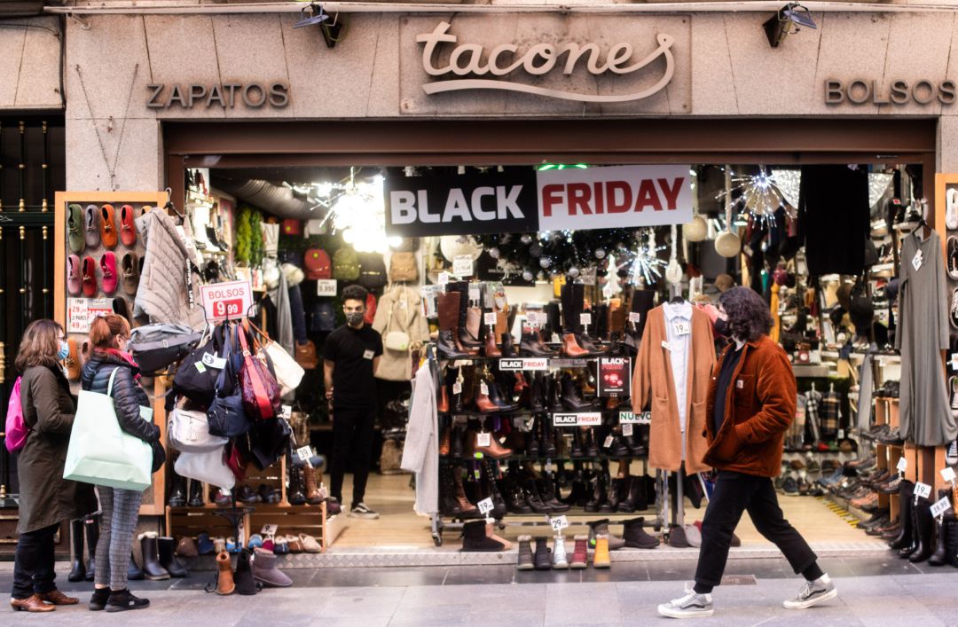 Cartel de descuentos por el último ‘Black Friday’ en un comercio Cartel de descuentos por el último ‘Black Friday’ en un comercio