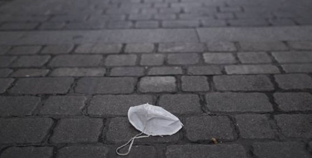 Mascarilla abandonada en una calle desierta Mascarilla abandonada en una calle desierta