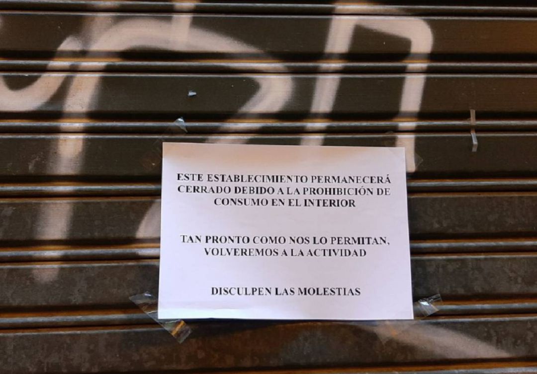 Cartel de un establecimiento de El Tubo de Zaragoza cerrado por las restricciones anti-covid Cartel de un establecimiento de El Tubo de Zaragoza cerrado por las restricciones anti-covid