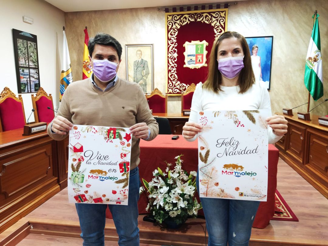 Manuel Lozano, alcalde de Marmolejo y Montse Simón, concejala de Festejos, durante la presentación de la campaña navideña., Manuel Lozano, alcalde de Marmolejo y Montse Simón, concejala de Festejos, durante la presentación de la campaña navideña.,