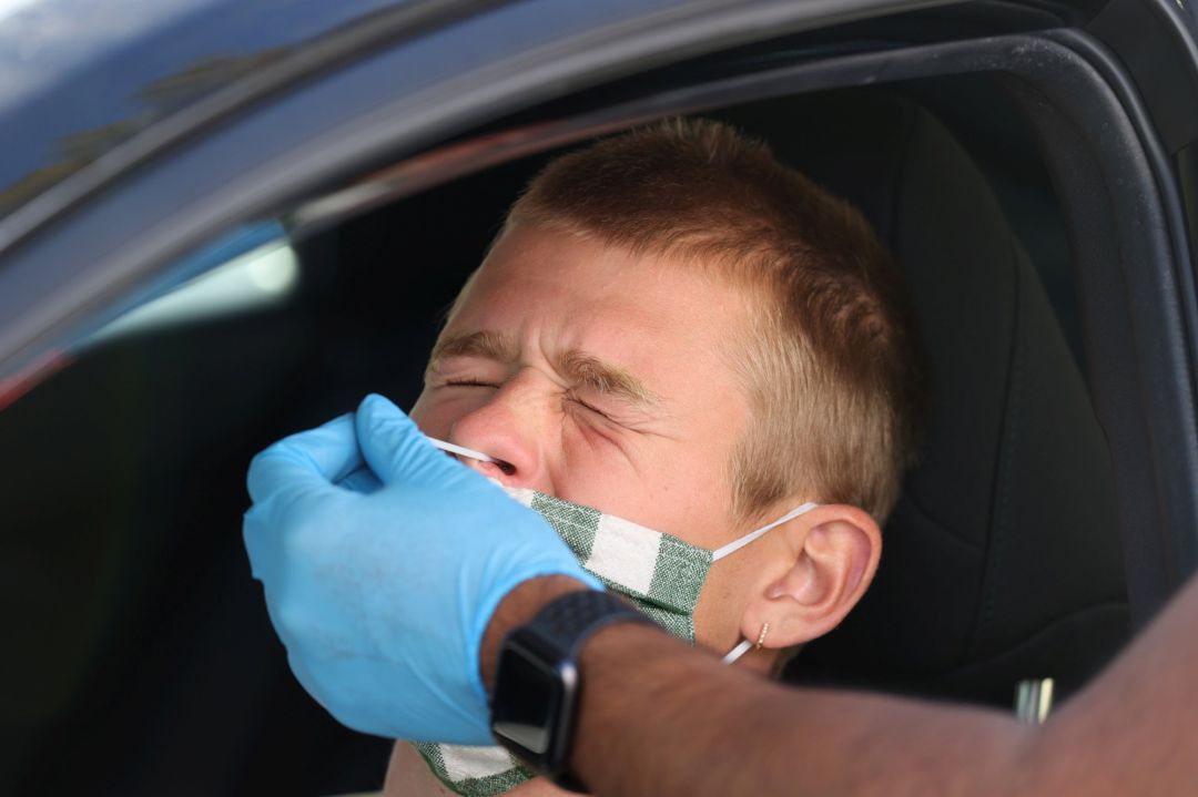 Un hombre sometido a una prueba PCR. Un hombre sometido a una prueba PCR.