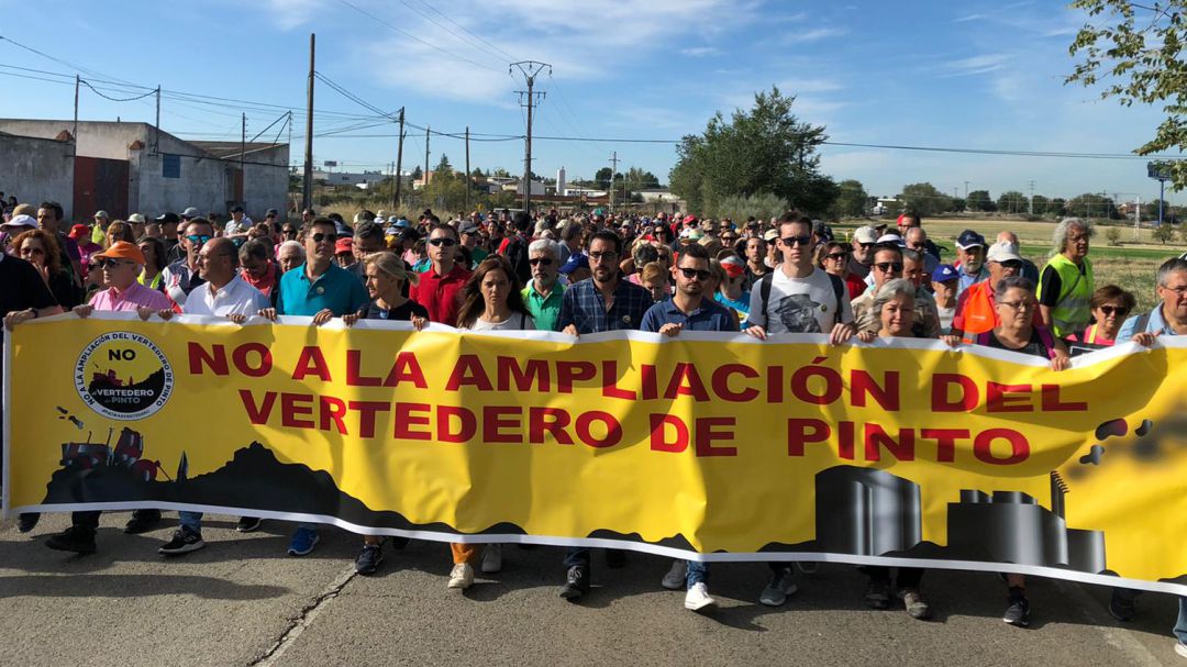 La alcaldesa de Getafe, Sara Herández, y el alcalde de Pinto, Diego Ortiz, ambos socialistas, durante la marcha en contra de la ampliación del vertedero hace un año. La alcaldesa de Getafe, Sara Herández, y el alcalde de Pinto, Diego Ortiz, ambos socialistas, durante la marcha en contra de la ampliación del vertedero hace un año.