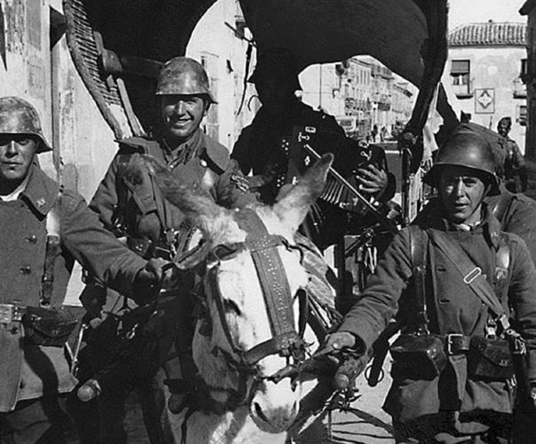 Varios soldados 'nacionales' en noviembre de 1936 en plena calle Madrid de Getafe "a la altura de la Casa del Medico, a través del carro puede verse el edificio de la Telefónica y una calle adoquinada", según recoge la web del Museo de Getafe. Varios soldados 'nacionales' en noviembre de 1936 en plena calle Madrid de Getafe "a la altura de la Casa del Medico, a través del carro puede verse el edificio de la Telefónica y una calle adoquinada", según recoge la web del Museo de Getafe.