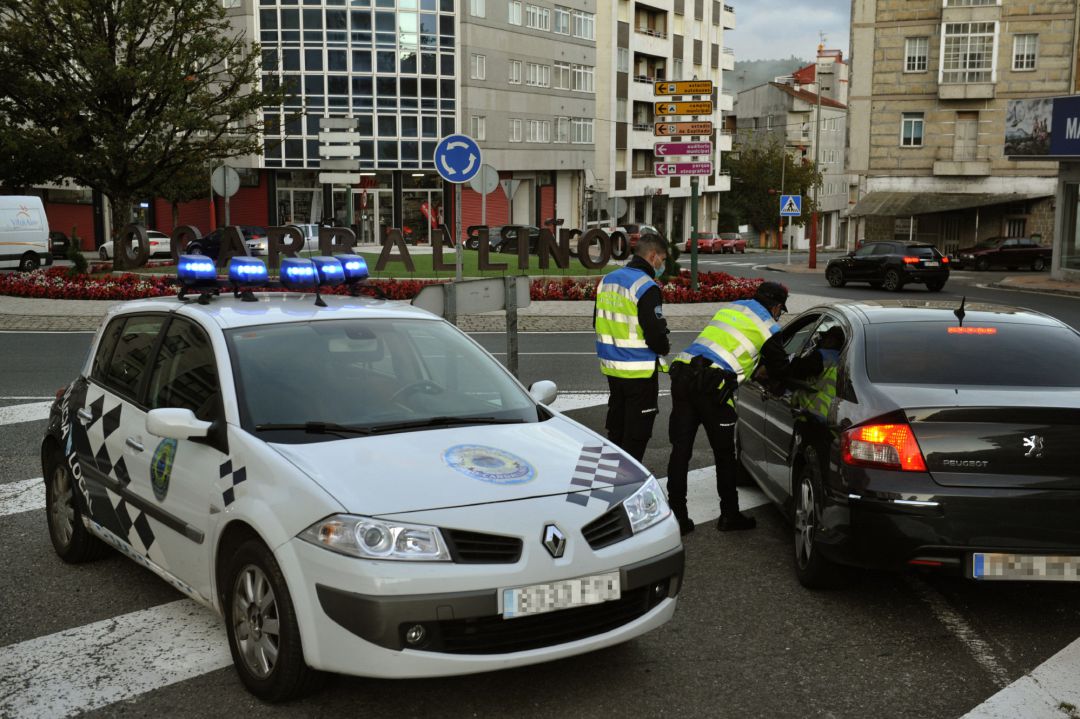Dos agentes paran a un vehículo en un control realizado en O Carballiño, Ourense. Dos agentes paran a un vehículo en un control realizado en O Carballiño, Ourense.