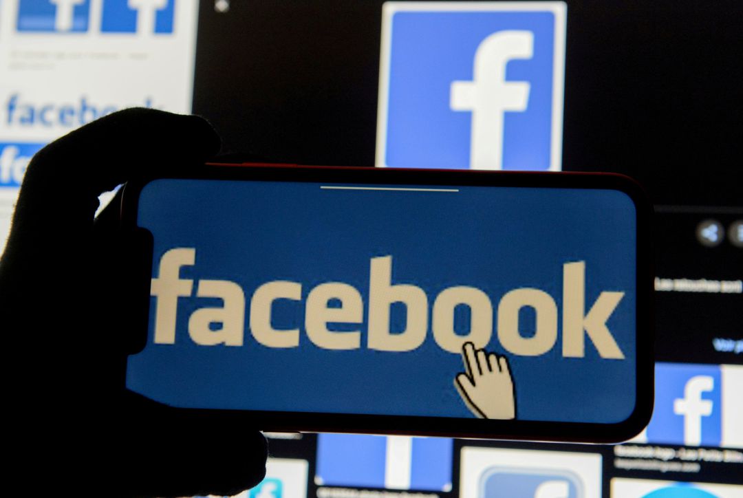 Logo de Facebook a través de una pantalla de móvil. Logo de Facebook a través de una pantalla de móvil.