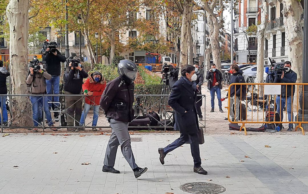 Sergio Ríos (con casco), quien fuera chófer del extesorero del PP Luis Bárcenas, llega a la Audiencia Nacional, acompañado de su abogado. Sergio Ríos (con casco), quien fuera chófer del extesorero del PP Luis Bárcenas, llega a la Audiencia Nacional, acompañado de su abogado.