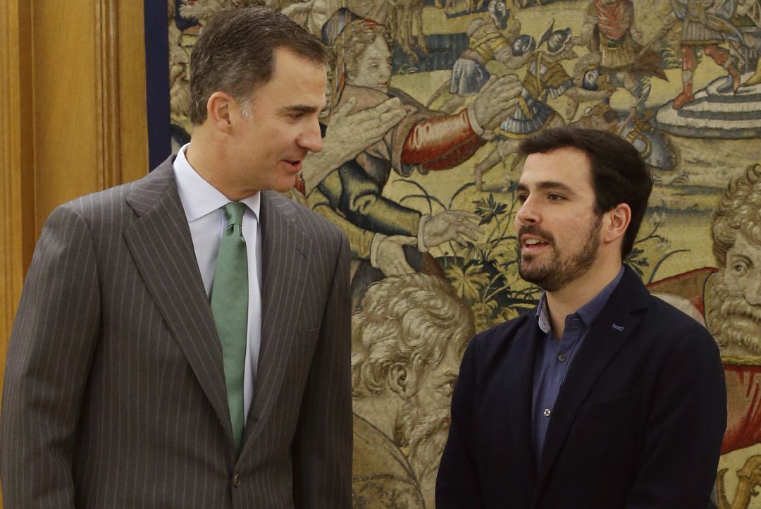 El rey Felipe VI y Alberto Garzón, en una imagen de 2016. El rey Felipe VI y Alberto Garzón, en una imagen de 2016.