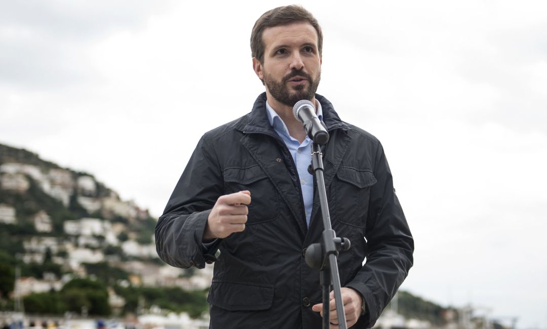 El presidente del PP, Pablo Casado, ofrece una rueda de prensa en la longa de Roses, en Girona. El presidente del PP, Pablo Casado, ofrece una rueda de prensa en la longa de Roses, en Girona.